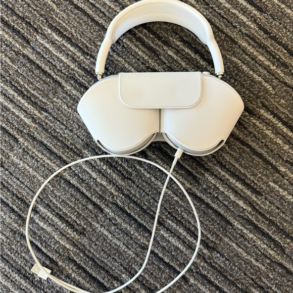 Apple AirPods Max in Elegant White with Case - Picture 9 of 9